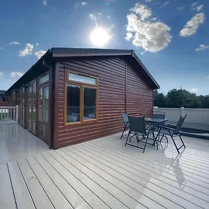 Chestnut With Hot Tub Malton